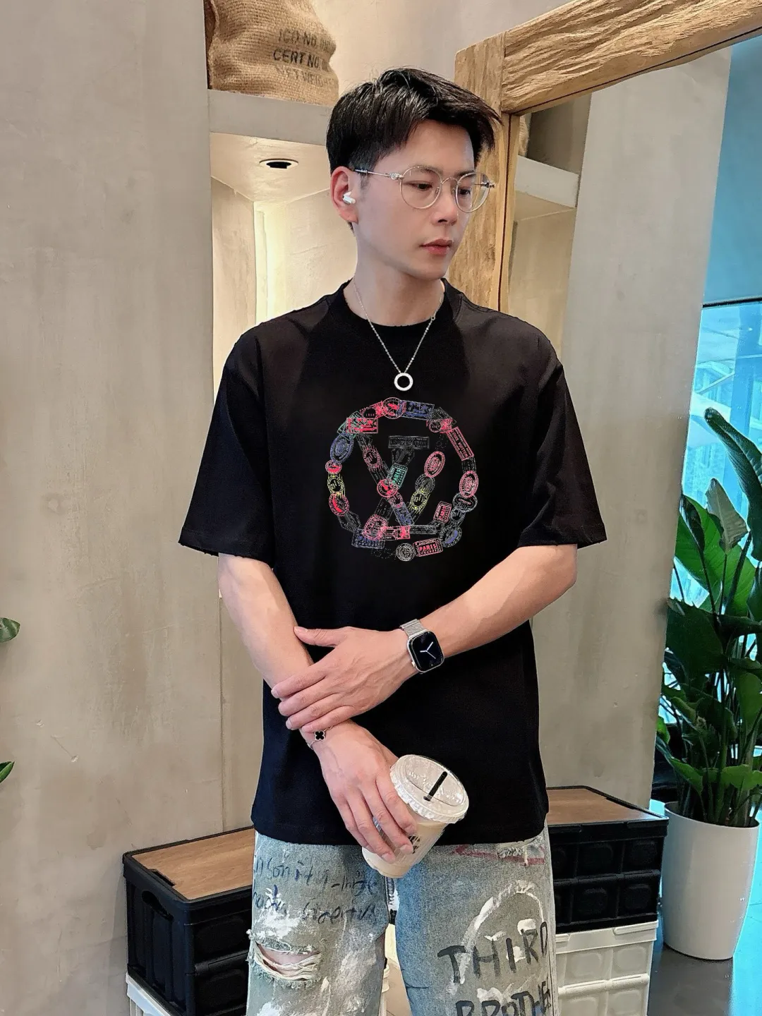 🅿️190 LV 2025 spring and summer new style debut counter, the latest short-sleeved round neck T-shirt, high-end customization, avant-garde and fashionable design! The brand logo emphasizes craftsmanship and is designed with high-end custom fabrics. Soft to the touch. Comfortable to wear. Exquisite stitching at the counter level. Fine workmanship. The upper body effect is incomparably handsome! A must-have item for a stylish man! 😇 Size: S-XXL